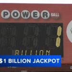 Người mua vé Powerball mơ lớn trước kỳ quay giải 1 tỷ đô la