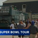 Tiếp Viên Hàng Không Eagles, Linh Vật Khởi Động Tour Xe Buýt Cùng Huyền Thoại Brandon Graham