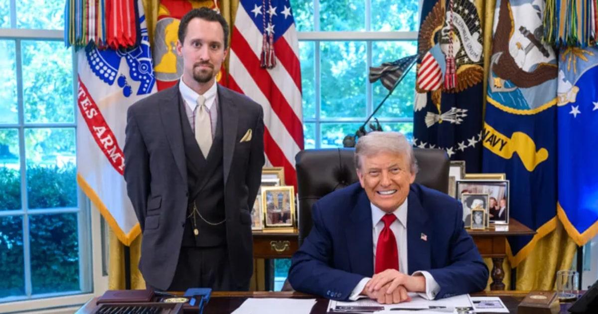 Tổng thống Trump Đề Cử Chuyên Gia Hoài Nghi Về Thống Kê Lao Động Làm Người Đứng Đầu Cơ Quan 1 250811 e j antoni donald trump oval office ac 826p 28340a 1