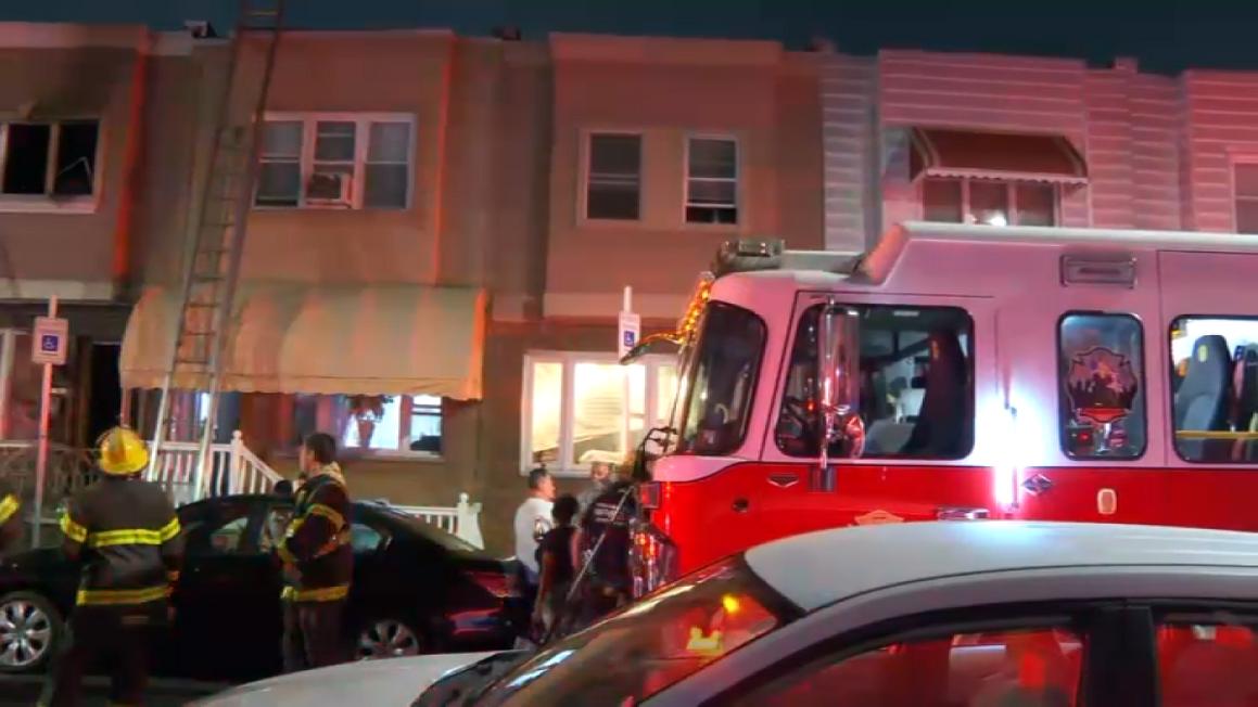 Philadelphia: Cứu người và chó khỏi đám cháy, một mèo thiệt mạng 1 S. 10th Street Fire