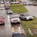Mưa lớn tại Houston gây ngập đường, kẹt xe