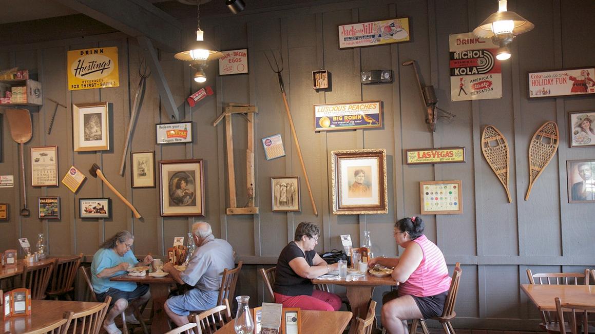 cracker barrel customers eat