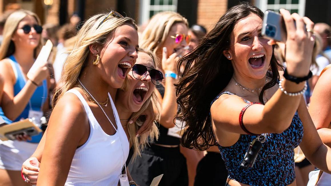 Nữ sinh đại học Alabama trải nghiệm khắc nghiệt trong mùa tuyển sinh 1 recruits university alabama sorority