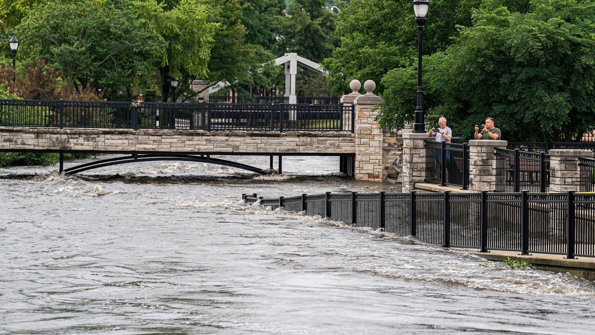 Milwaukee hứng chịu lượng mưa kỷ lục, gây lũ lụt nghiêm trọng 1