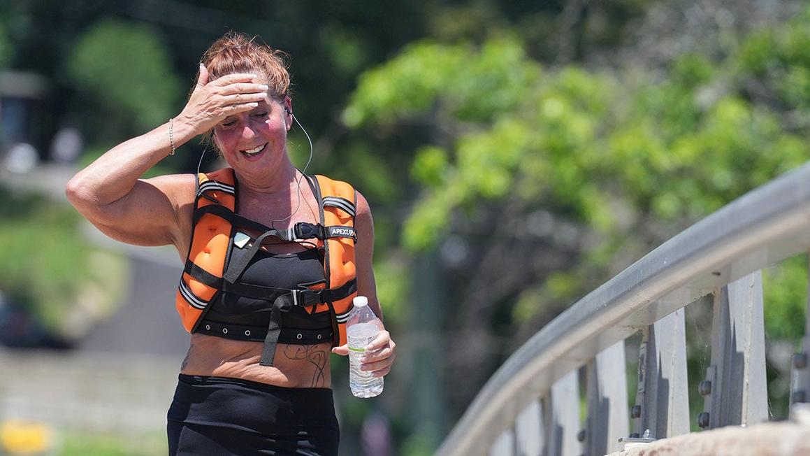 woman weighted vest exercise trend 1