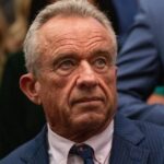 Ông Robert F. Kennedy Jr. Đối Mặt Tình Huống Khó Khăn Tại Thượng Viện Giữa Làn Sóng Yêu Cầu Từ Chức