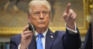 Tổng Thống Trump đe dọa sa thải hàng loạt nếu chính phủ đóng cửa 20 Tổng Thống Trump đe dọa sa thải hàng loạt nếu chính phủ đóng cửa