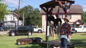 Houston: Trang trí Halloween gây tranh cãi về vấn đề di dân, tự do ngôn luận 9 Houston: Trang trí Halloween gây tranh cãi về vấn đề di dân, tự do ngôn luận