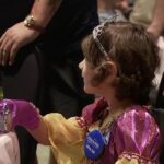 Bé gái 7 tuổi mắc bệnh ung thư máu thực hiện ước mơ đến Disney World