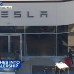 Xe đâm vào đại lý Tesla ở New Jersey, 3 người bị thương