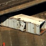 Cầu Houston Avenue lại bị container đâm, I-10 East Freeway bị phong tỏa nhiều làn