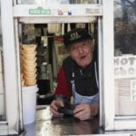 Hành trình thăng trầm của cụ ông 92 tuổi trở thành biểu tượng tiệm kẹo New York 31 Hành trình thăng trầm của cụ ông 92 tuổi trở thành biểu tượng tiệm kẹo New York