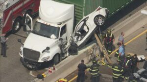 Xe con kẹt giữa xe đầu kéo và dải phân cách bê tông sau vụ tai nạn trên Quốc lộ 1 ở Hạt Bucks 25 Xe con kẹt giữa xe đầu kéo và dải phân cách bê tông sau vụ tai nạn trên Quốc lộ 1 ở Hạt Bucks