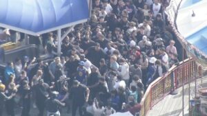 Đám đông vây quanh Youtuber IShowSpeed tại San Francisco 9 Đám đông vây quanh Youtuber IShowSpeed tại San Francisco