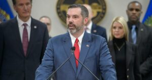 Công tố viên liên bang điều tra đối thủ của Trump từ chức 21 Công tố viên liên bang điều tra đối thủ của Trump từ chức