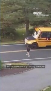 Học sinh Massachusetts suýt bị xe tông khi qua đường đón xe buýt trường học 8 Học sinh Massachusetts suýt bị xe tông khi qua đường đón xe buýt trường học