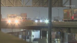 Xe đụng chặn đường cao tốc ở Trung tâm Los Angeles 8 Xe đụng chặn đường cao tốc ở Trung tâm Los Angeles