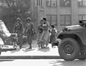 Ngày này trong lịch sử: Quân đội hộ tống 'Little Rock Nine' vào trường 25 Ngày này trong lịch sử: Quân đội hộ tống ‘Little Rock Nine’ vào trường