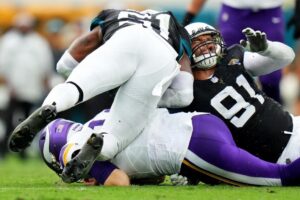 Cựu cầu thủ 49ers Arik Armstead giữ vững cảm xúc khi trở lại sân Levi's 10 Cựu cầu thủ 49ers Arik Armstead giữ vững cảm xúc khi trở lại sân Levi’s