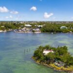 Thiếu nhi bị cá mập cắn khi lặn biển ở Florida