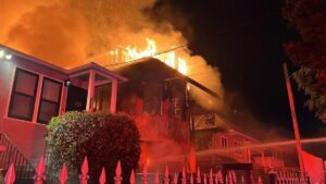 Lính cứu hỏa vật lộn với hỏa hoạn ba cấp tại Oakland 26 Lính cứu hỏa vật lộn với hỏa hoạn ba cấp tại Oakland