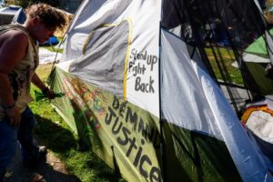 Nhóm Ứng phó Vô gia cư Berkeley Cố gắng 'Giữ Vững' trong Bối cảnh Khó khăn 23 Nhóm Ứng phó Vô gia cư Berkeley Cố gắng ‘Giữ Vững’ trong Bối cảnh Khó khăn