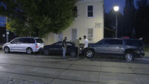 Xe đụng ở Philadelphia khiến một người bị thương, nhiều xe đậu bị hư hại 14 Xe đụng ở Philadelphia khiến một người bị thương, nhiều xe đậu bị hư hại