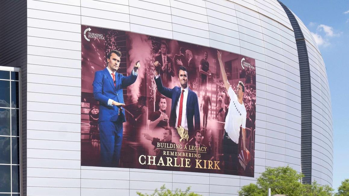 Cập nhật trực tiếp: Đám đông tụ tập tại Arizona tưởng niệm Charlie Kirk 1 GettyImages 2235984107