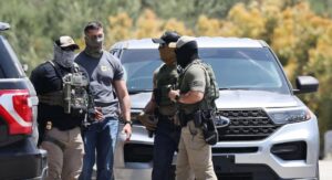 Walters: California thiếu quyền hạn thực thi lệnh cấm đeo khẩu trang của Thống Đốc Newsom đối với đặc vụ ICE 21 Walters: California thiếu quyền hạn thực thi lệnh cấm đeo khẩu trang của Thống Đốc Newsom đối với đặc vụ ICE