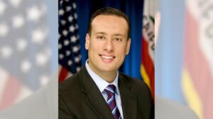 Tòa án bác bỏ vụ kiện của cựu nghị sĩ California chống lại vợ cũ và em gái bà 9 Tòa án bác bỏ vụ kiện của cựu nghị sĩ California chống lại vợ cũ và em gái bà