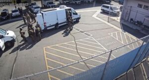 Thống đốc Newsom ký "Đạo luật An toàn Trường học", hành động chưa từng có chống ICE tại trường học 16 Thống đốc Newsom ký “Đạo luật An toàn Trường học”, hành động chưa từng có chống ICE tại trường học