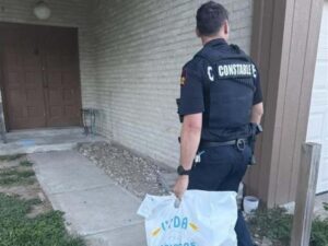 Cảnh sát Hạt Harris Giao Thức Ăn Sau Khi Bắt Giữ Tài Xế Uber Eats 8 Cảnh sát Hạt Harris Giao Thức Ăn Sau Khi Bắt Giữ Tài Xế Uber Eats