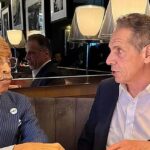 Cựu thống đốc New York Andrew Cuomo gặp gỡ Mục sư Al Sharpton giữa lúc ông theo sau ứng viên Mamdani trong cuộc đua vào ghế Thị trưởng New York