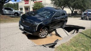 Xe SUV lọt hố tử thần ở tây bắc Harris County 2 Xe SUV lọt hố tử thần ở tây bắc Harris County