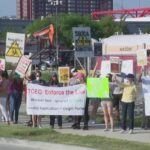 Phụ huynh Tây Houston Thắng Nhỏ Trong Nỗ Lực Đóng Cửa Nhà Máy Bê Tông Kế Bên Trường Học