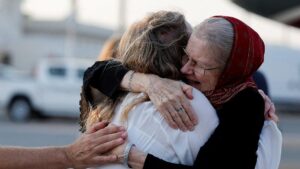 Cặp vợ chồng lớn tuổi người Anh được Taliban trả tự do sau 8 tháng giam giữ nhờ đàm phán 8 Cặp vợ chồng lớn tuổi người Anh được Taliban trả tự do sau 8 tháng giam giữ nhờ đàm phán