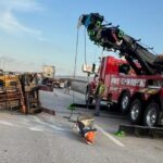 Cầu nối đường cao tốc 249 bị đóng một phần do xe nâng hàng rơi xuống