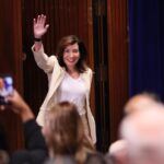 Thống Đốc New York Hochul Ký Sắc Lệnh Cho Phép Tiệm Thuốc Tây Chích Ngừa COVID