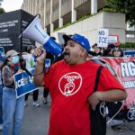 Tối Cao Pháp Viện cho phép tái tục các cuộc đột kích ICE của Tổng Thống Trump tại California 21 Tối Cao Pháp Viện cho phép tái tục các cuộc đột kích ICE của Tổng Thống Trump tại California