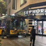 Xe Bus Đâm Vào Cửa Hàng Sephora Ở Seattle