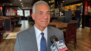 Đảng Cộng Hòa nhắm lật đổ bang Xanh, chỉ trích đối thủ đổ lỗi cho Trump 15 Đảng Cộng Hòa nhắm lật đổ bang Xanh, chỉ trích đối thủ đổ lỗi cho Trump