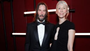 Bạn Gái Keanu Reeves Phản Hồi Tin Đồn Cưới Với Ảnh Hôn 10 Bạn Gái Keanu Reeves Phản Hồi Tin Đồn Cưới Với Ảnh Hôn