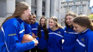 Trường Công Giáo Vermont Tái Xuất Hiện Sau Tranh Cãi Vận Động Viên Chuyển Giới 24 Trường Công Giáo Vermont Tái Xuất Hiện Sau Tranh Cãi Vận Động Viên Chuyển Giới