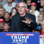 Huyền thoại NFL Brett Favre nói về việc ủng hộ Tổng Thống Donald Trump, nêu lý do về vận động viên chuyển giới trong thể thao nữ