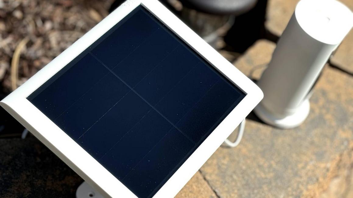 Các máy quay an ninh chạy bằng năng lượng mặt trời tốt nhất cho năm 2025 1 ring solar panel 1