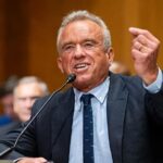 Thư Trưởng HHS Kennedy Jr. và Dân Biểu Dân Chủ Nảy Lửa Tranh Cãi Tại Phiên Điều Trần Thượng Viện: ‘Đây Là Về Trẻ Em’
