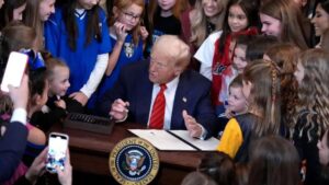 Nhóm thân Trump chỉ trích 'chiến thuật pháp lý tàn nhẫn' của CA 19 Nhóm thân Trump chỉ trích ‘chiến thuật pháp lý tàn nhẫn’ của CA