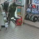 Công dân Hoa Kỳ 79 tuổi kiện Bộ Nội An 50 triệu đô la về vụ bố ráp di trú tại tiệm rửa xe Van Nuys 29 Công dân Hoa Kỳ 79 tuổi kiện Bộ Nội An 50 triệu đô la về vụ bố ráp di trú tại tiệm rửa xe Van Nuys