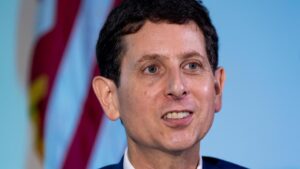 Tổng Thống Donald Trump đối mặt chỉ trích về phân tích ngân sách của CBO 19 Tổng Thống Donald Trump đối mặt chỉ trích về phân tích ngân sách của CBO