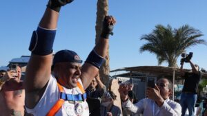 Vận động viên lực lưỡng kéo tàu 700 tấn bằng răng 7 Vận động viên lực lưỡng kéo tàu 700 tấn bằng răng